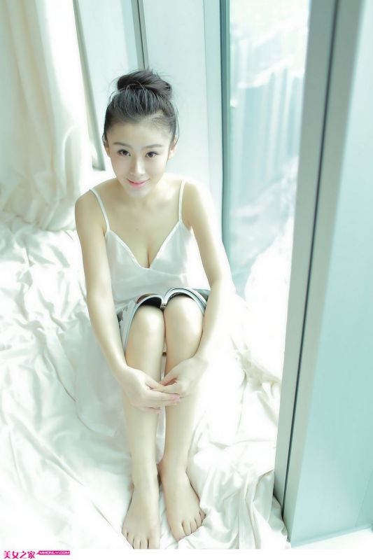 萌妹子黎伊清纯迷人写照