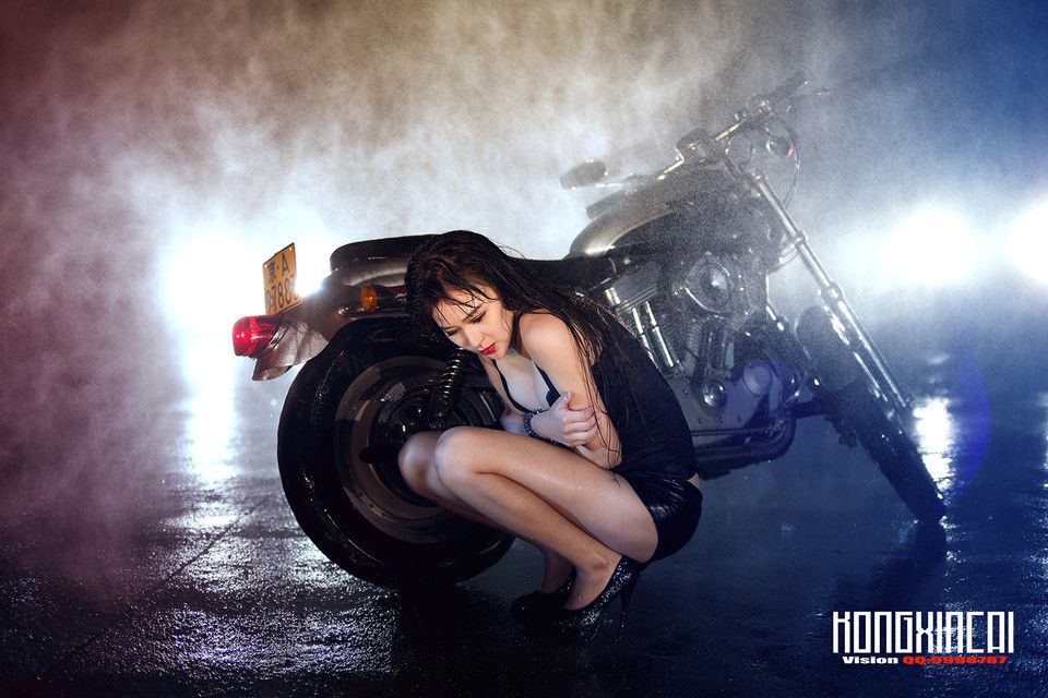 性感火辣美女湿身炫酷夜拍