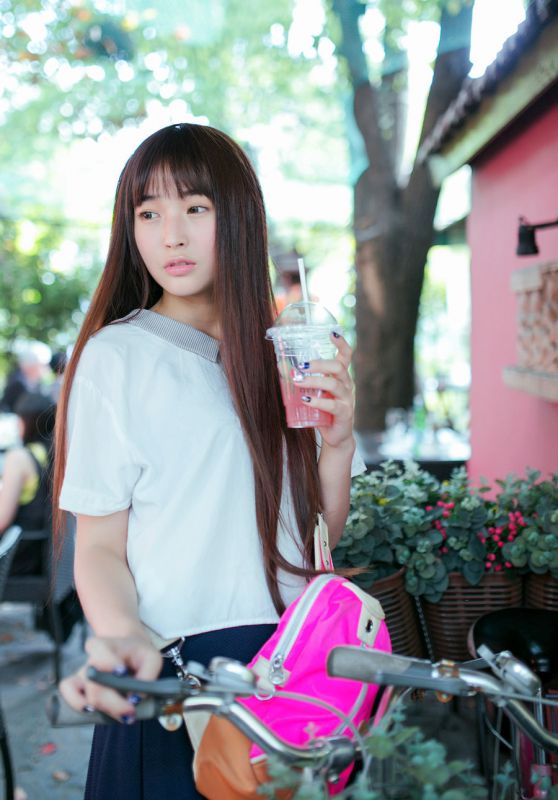 清纯校花甜美户外迷人写真