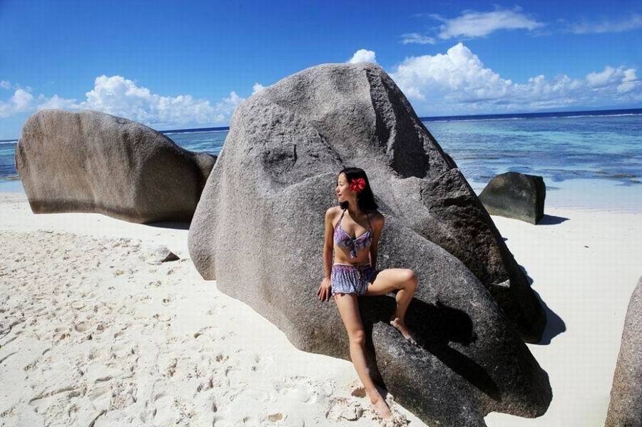 素颜美女江一燕海滩比基尼写真