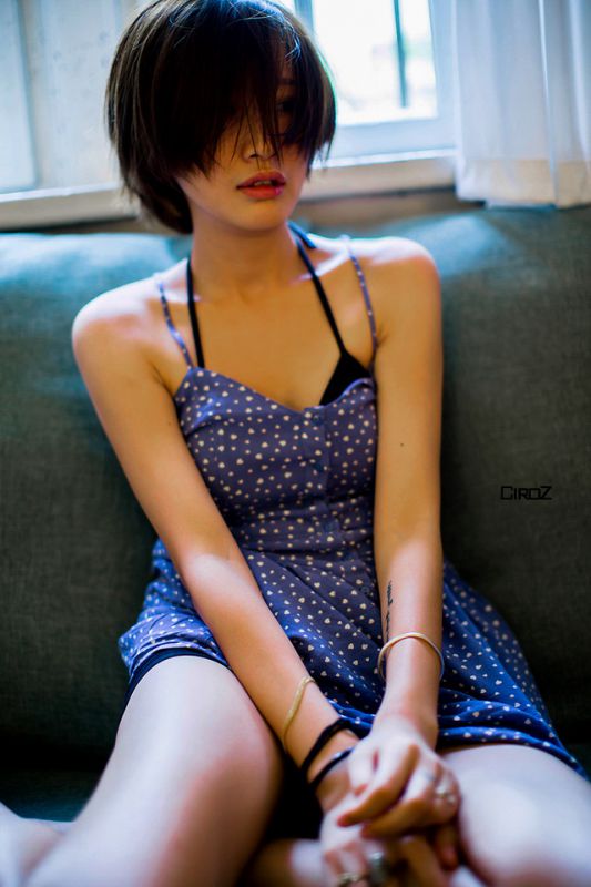 清纯校花美女室内俏皮可爱写真