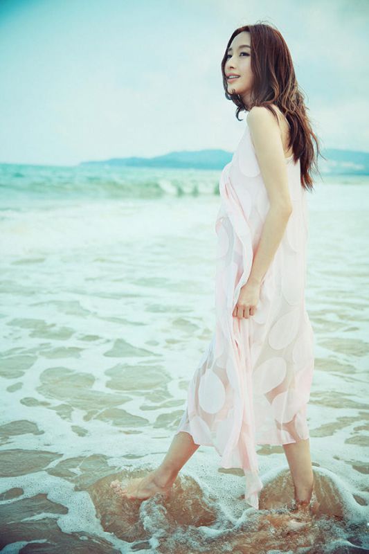 “长腿芭比”张俪海滩迷人写真