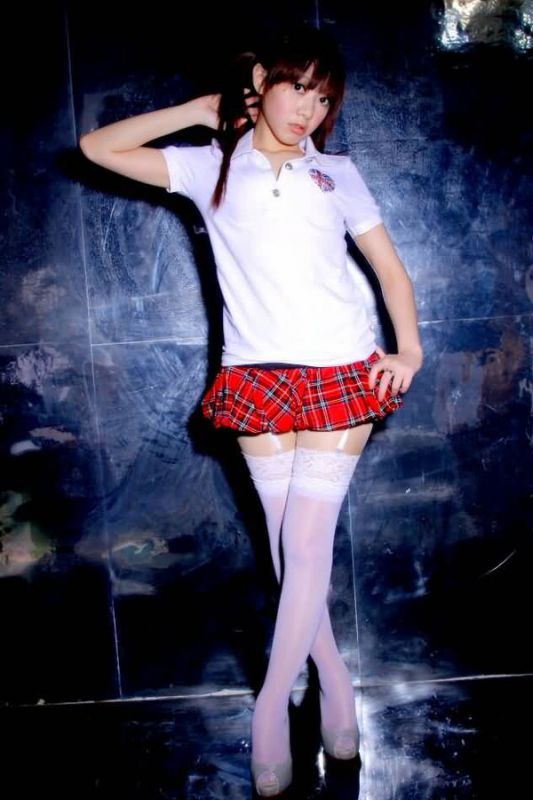 短裙长腿美女可爱高清写真