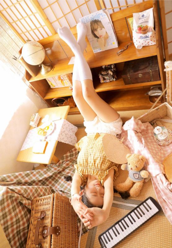 妖娆风骚小妞幼女私房美足白丝火辣写真