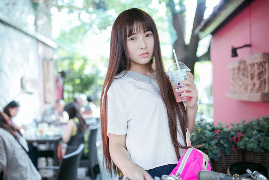 清纯校花甜美户外迷人写真