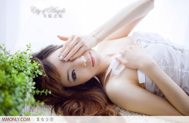 萌妹子上演白色诱惑私房照