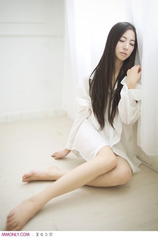 白色衬衫萌妹子私房诱惑写真