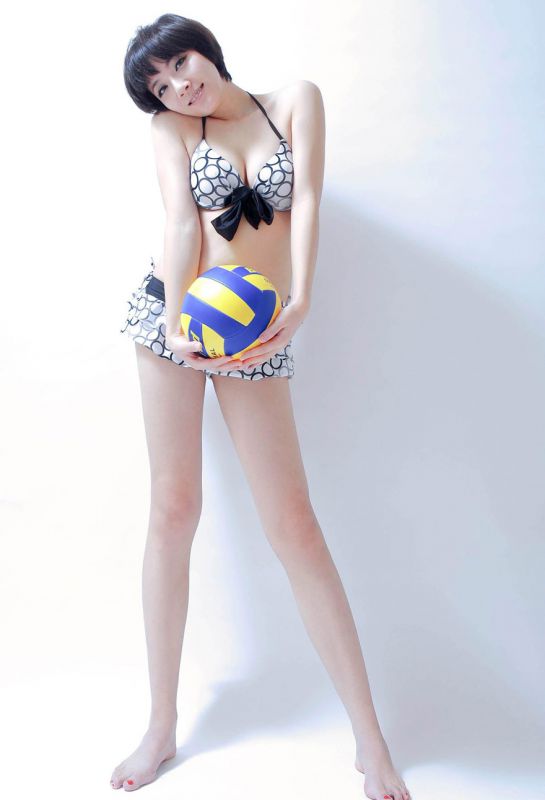 萌妹子韩媛媛紧身裙秀大胸美臀写真