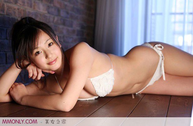 女优村上友梨浴室湿身翘臀写真