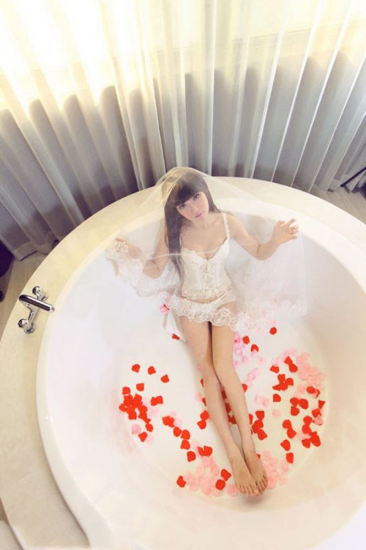 清纯妹子浴室美臀白纱梦幻写真
