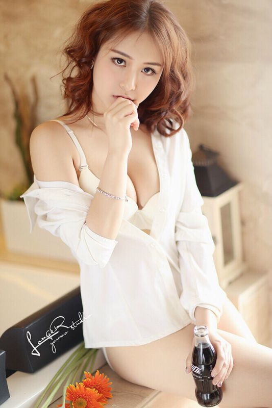 可乐少女私房迷人大胸诱惑
