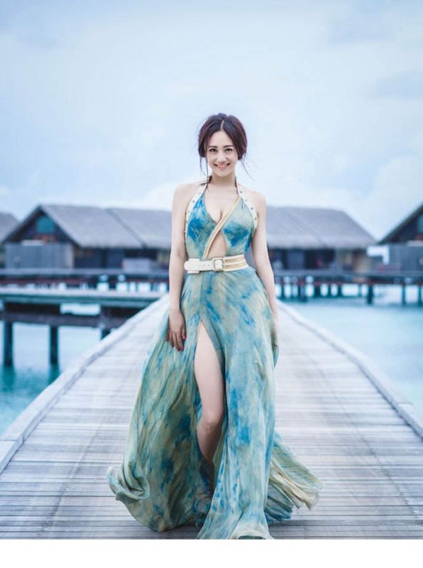 长裙美女刘芸性感写真