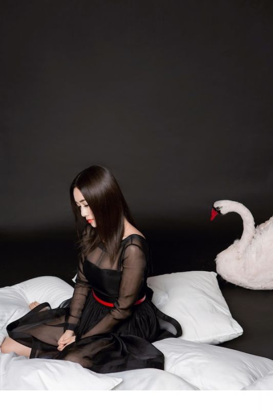 红唇美女刘芸秀性感美背写真