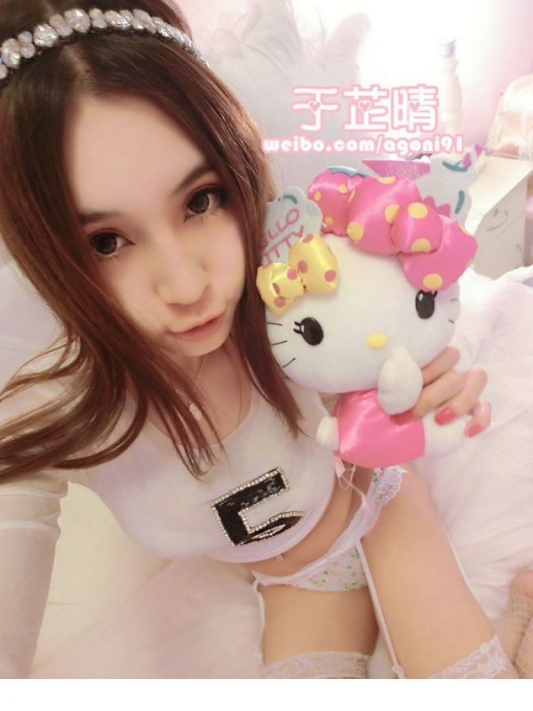 90后嫩模于芷晴玩转清纯
