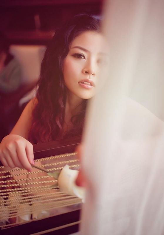 萌妹子半露白皙香肩迷人写真