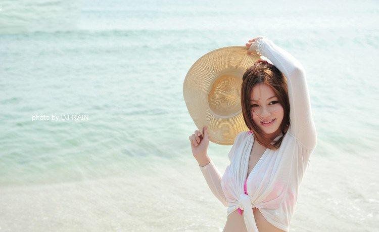 清新萌妹子阳光沙滩写真