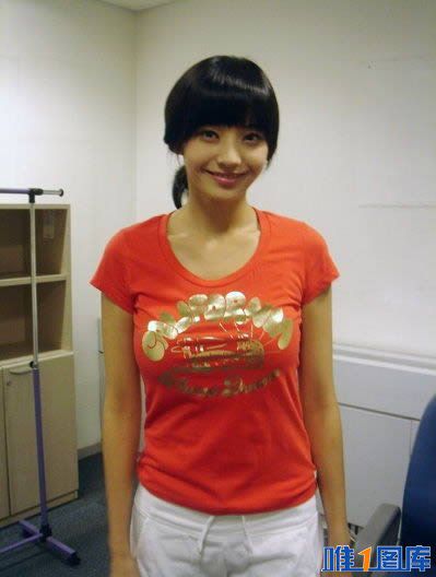 韩国当红女星韩彩英街拍图片