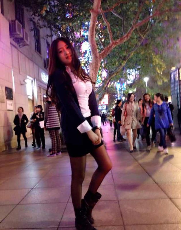 清纯萌妹子室内迷人自拍照