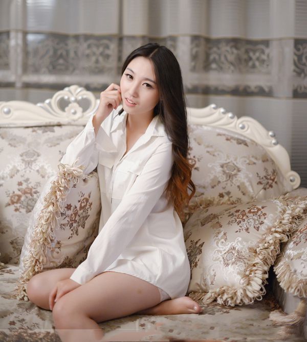都市轻熟女白衬衫紧俏美臀私房写真