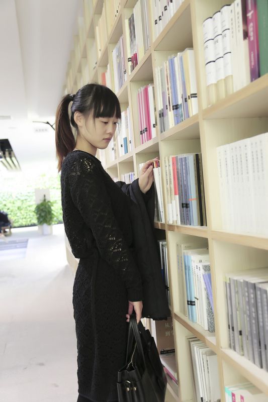 素颜萌妹子图书馆迷人写真