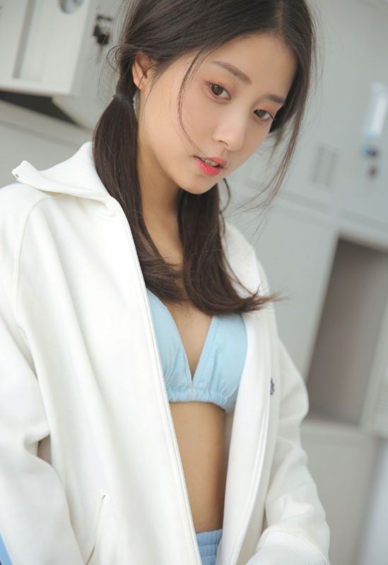 极品美女双马尾室内更衣白丝比基尼性感写真