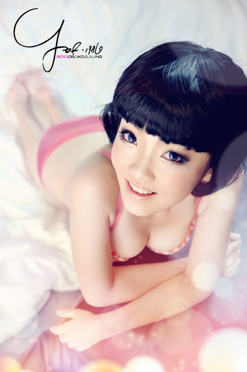 萌妹子闺房大秀性感大胸迷人写真