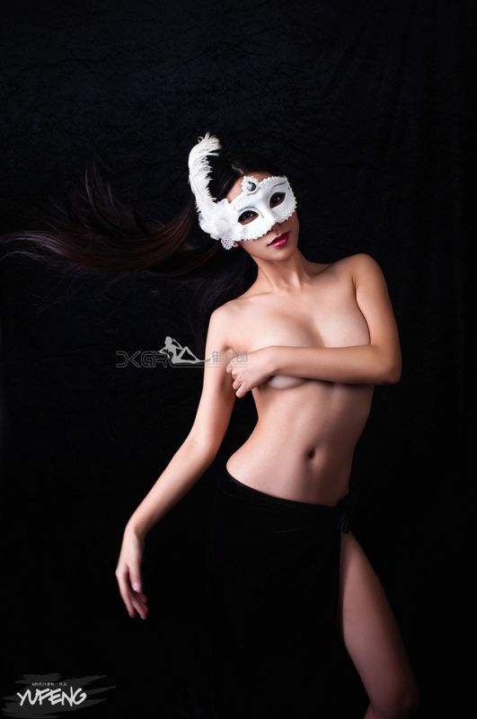 超性感美女秀长腿显迷人曲线