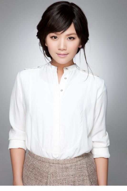 白衫美女曹曦文甜美笑容迷人写真