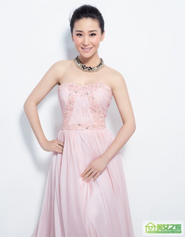 吊带长裙美女苗圃高清迷人写真