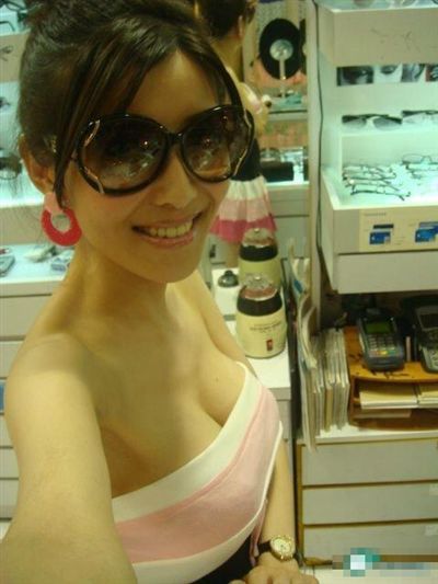 大胸美女俏皮可爱妩媚自拍照