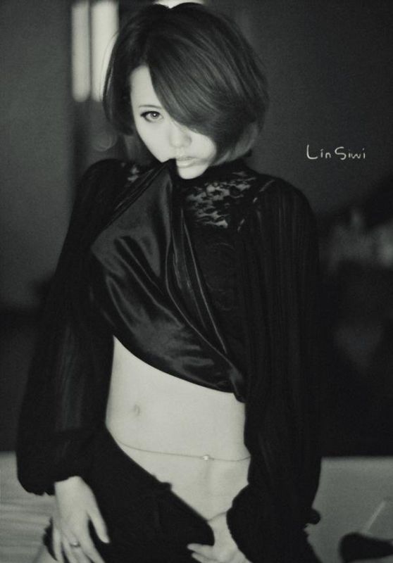 清纯萌妹子忧郁神情写真拍摄