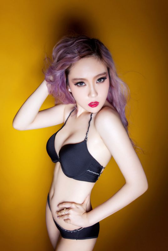 美模于亚南性感诱人写真