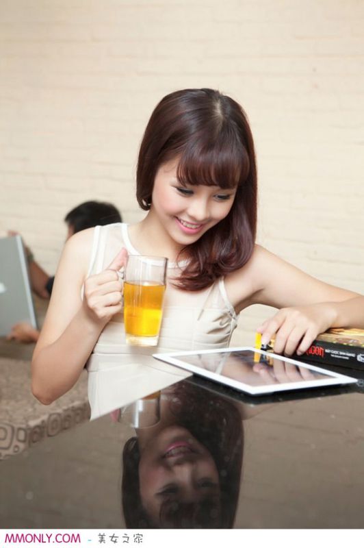 短裙吉他萌妹子可爱清纯美照
