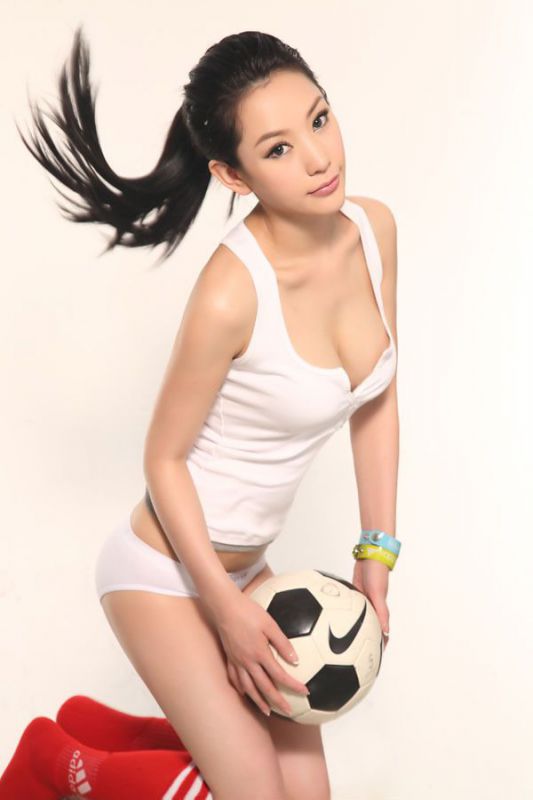 徐黛妮上演翘臀诱惑写照