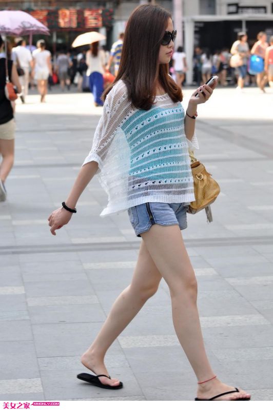 街拍性感牛仔热裤凉拖美眉写真