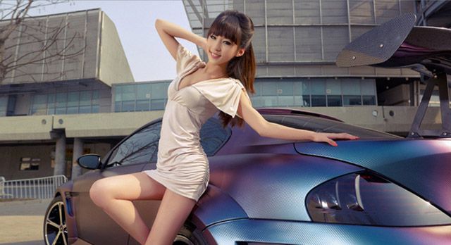 可爱车模刘雅函甜美清新翘臀户外写真