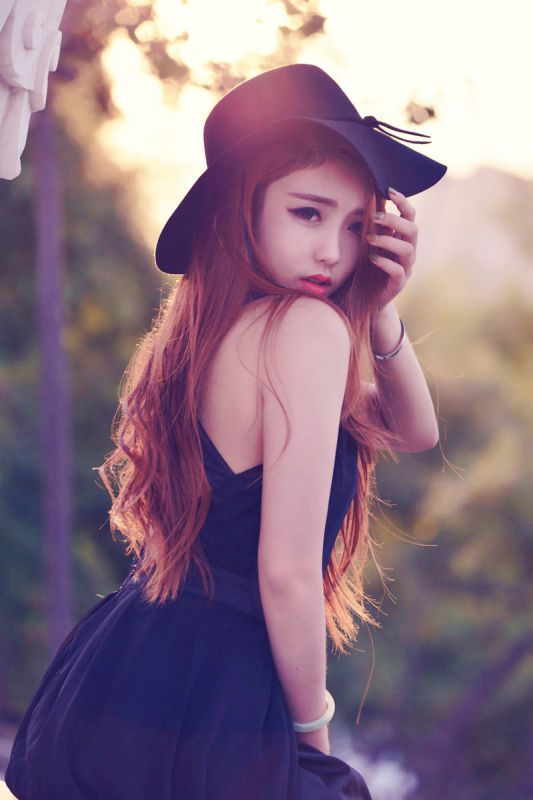 夏日小美女唯美户外拍摄写真