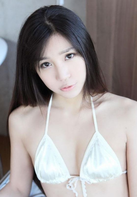 性感大胸萌妹子纯美笑容写真