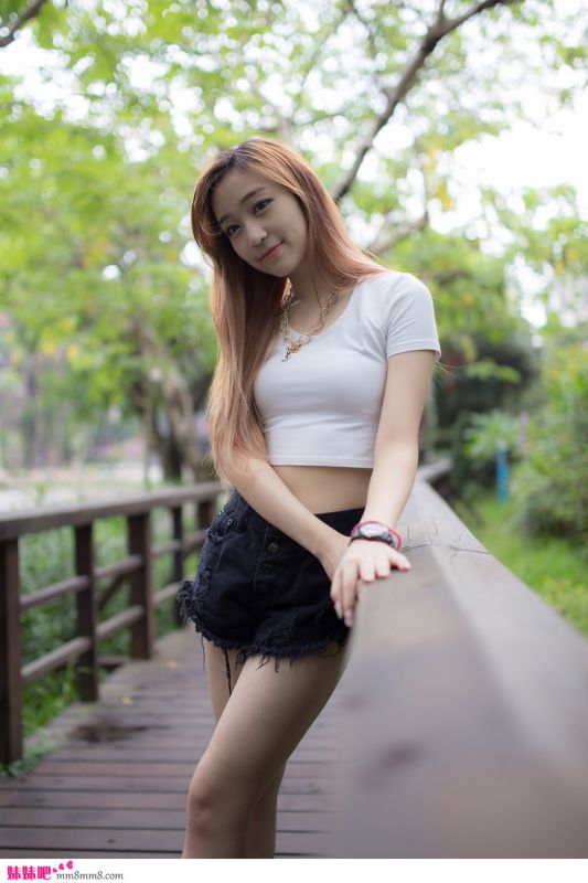 街拍清纯美眉清新动人姿态