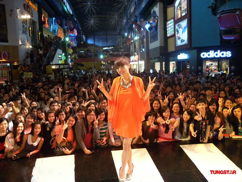 美女丁当颁奖活动现场迷人写真