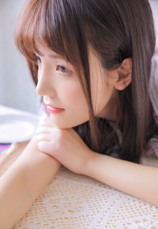 白丝童颜萝莉女仆装贤惠可爱诱人写真