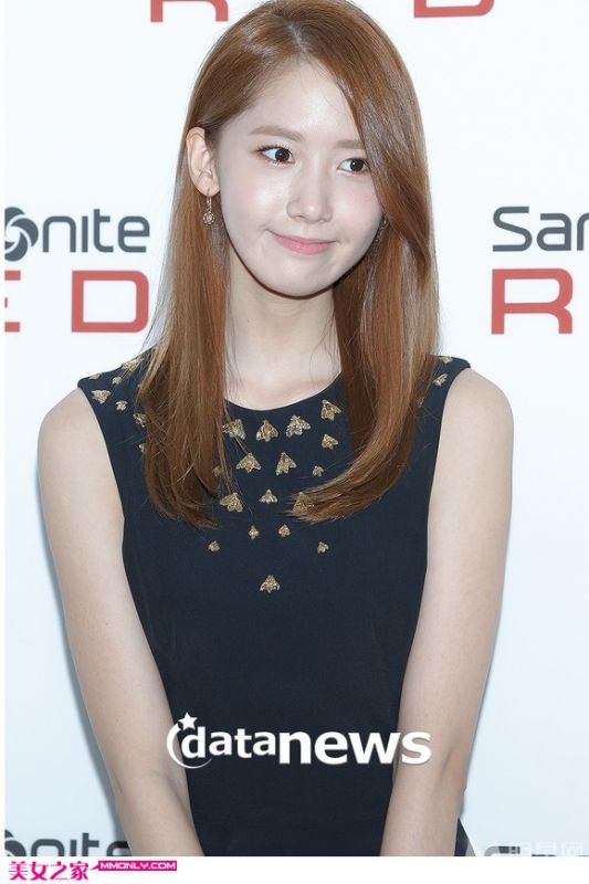 韩星林允儿甜美笑容活动照