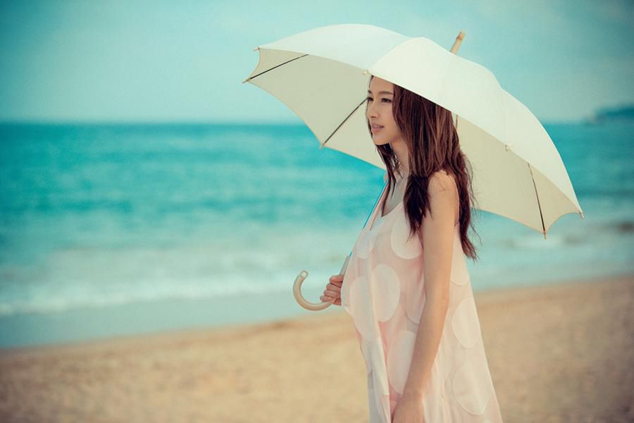 “长腿芭比”张俪海滩迷人写真