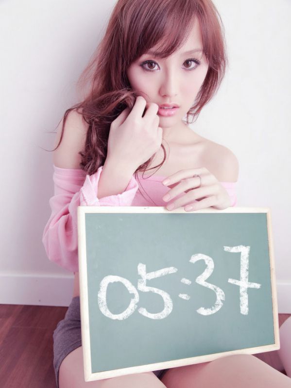 甜美笑容萌妹子私房显露爆乳迷人写真