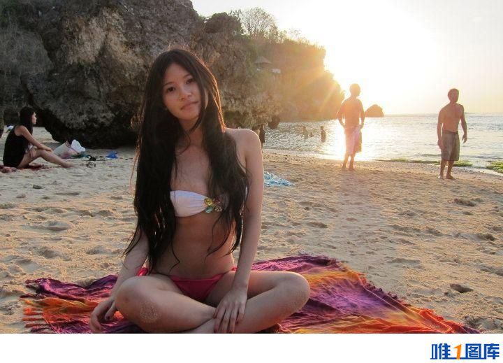 美女陈维芊沙滩比基尼写真