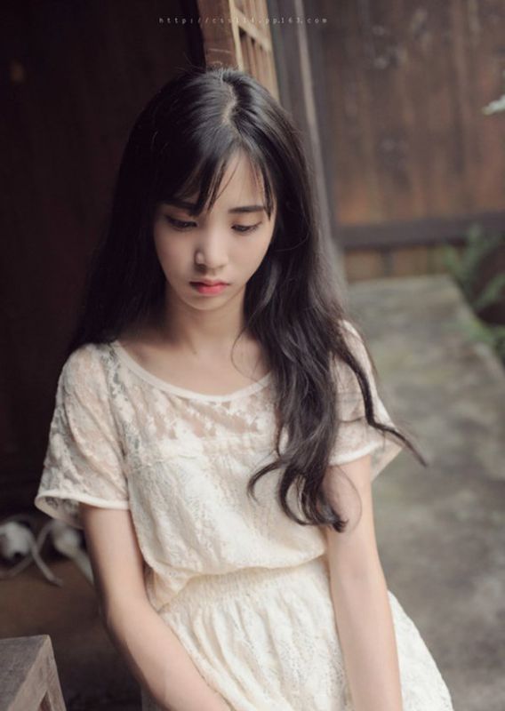 白色蕾丝裙萌妹子清纯写真