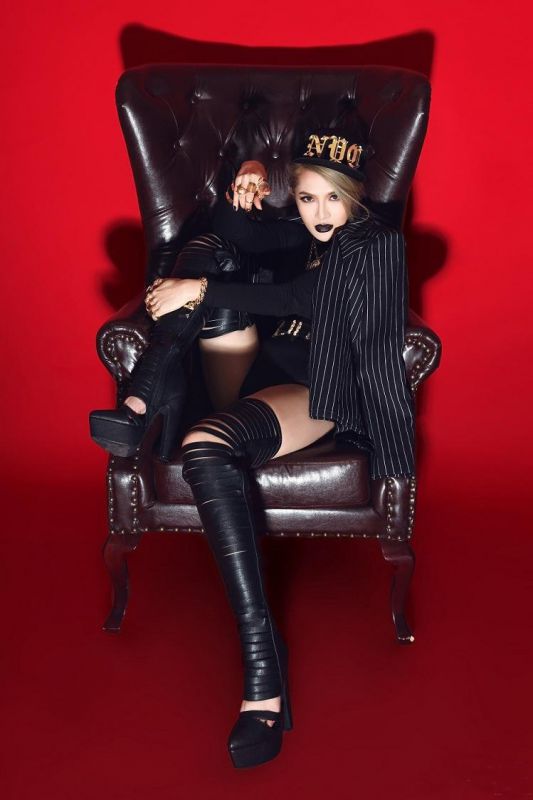 美女艾菲涂黑唇另类风潮拍写真