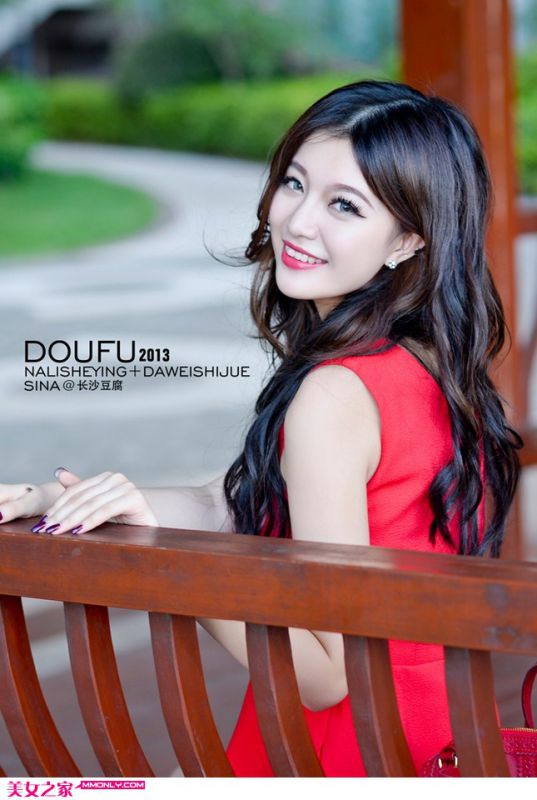 美女模特演绎美臀诱惑