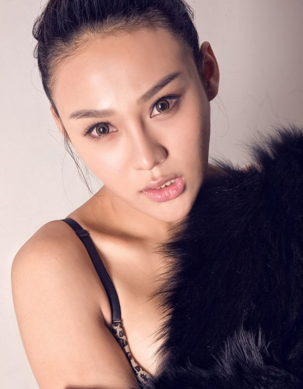 性感豹纹内衣美女室内高清写真