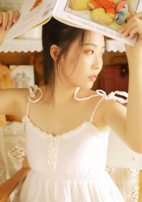 天然萌少女养眼白丝冰肌莹彻写真
